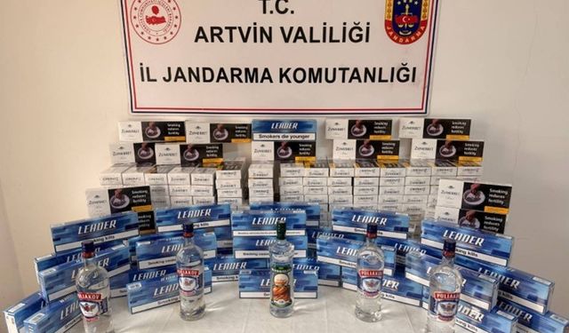 Artvin'de jandarmadan kaçakçılara ocak darbesi: Binlerce paket sigara ve litrelerce içki yakalandı!