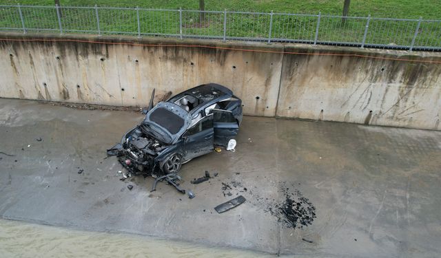Küçükçekmece’de ters yön faciası: Dereye uçan otomobilden mucize