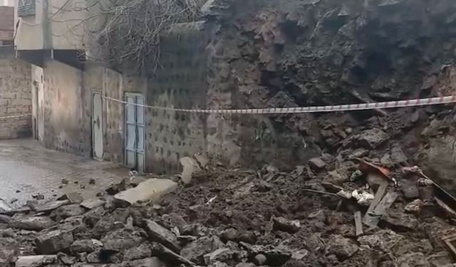 Siverek’te duvar çöktü: 2 çocuk saniyelerle kurtuldu