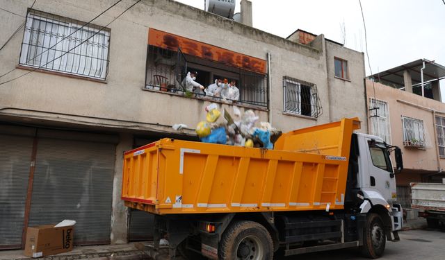 Mersin’de 'çöp ev'den servet ve cephanelik çıktı! Kötü koku ihbarına giden zabıta gözlerine inanamadı