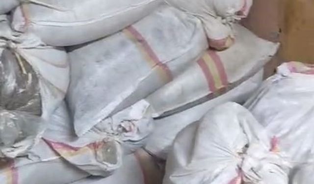 Arnavutköy'de depoya baskın: 1 ton kaçak tütün ele geçirildi, 1 gözaltı