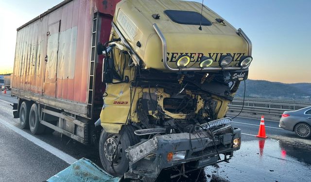 Kuzey Marmara Otoyolu'nda feci kaza: Kamyon sürücüsü araçta sıkıştı