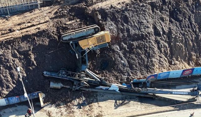 Maltepe’de istinat duvarı güçlendirme çalışmasında iş makinesi devrildi