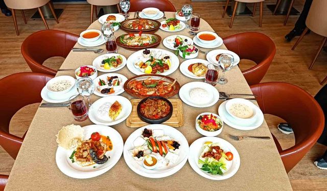 Uzmanlar uyardı: Ramazan'da hızlı ve fazla yemek tehlikeli