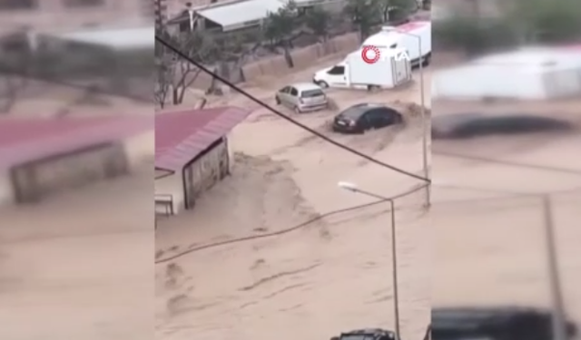 Hatay’da yağış sele neden oldu: Yollar göle döndü, araçlar sular içinde kaldı