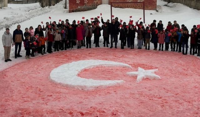 Ağrılı öğrencilerden anlamlı hareket: Kar üzerinde Türk bayrağı