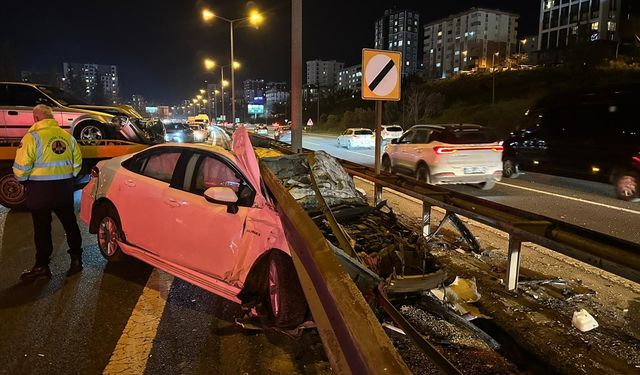 Ataşehir'de korkutan kaza: Otomobil bariyerlere saplandı, 2 yaralı