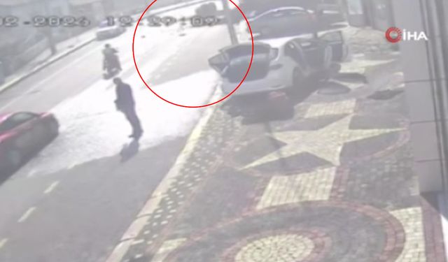 Balıkesir Dursunbey'de dev kaya parçası yola düştü! Saniyelerle ölümden döndüler