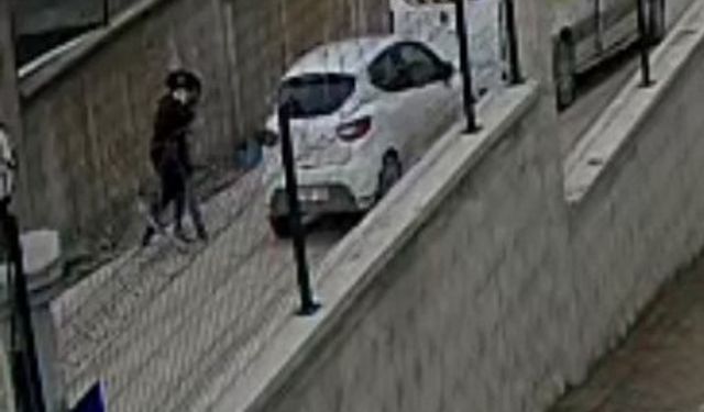 Bursa'da site bahçesi boks ringine döndü: Kaza yapan servis şoförü sopayla kovaladı!