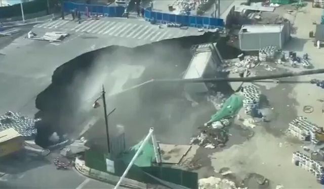 Çin'in Şanghay şehrinde metro inşaatının sürdüğü güzergahtaki kavşak çöktü