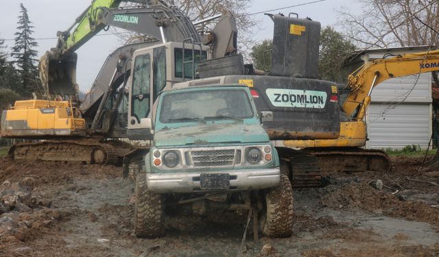 Sakarya'da şaka gibi olay: Batan cipi kurtarmaya gelenler de battı