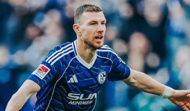 Ayakkabılarını bile kendi siliyor! Dzeko Schalke’yi büyüledi...