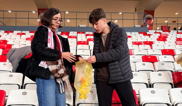 Öğrencilerden tribünde alkışlanacak hareket