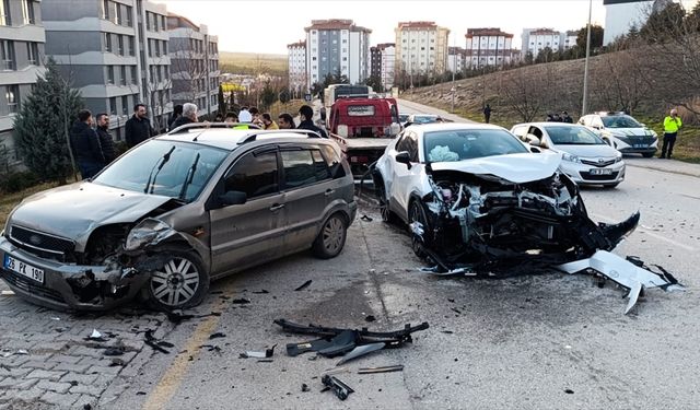 Eskişehir'de korkutan zincirleme kaza: belediye otobüsü ve iki otomobil çarpıştı, 6 yaralı