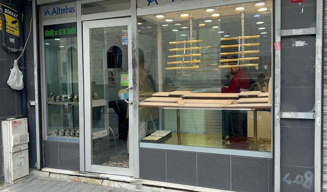 Eyüpsultan'da soyguncular soymaya çalıştıkları kuyumcuyu vurdu