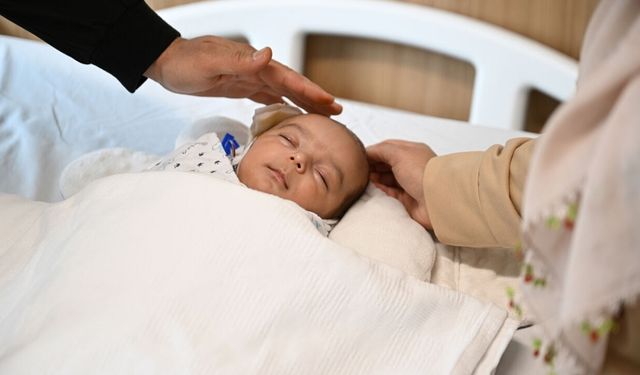 Gaziantep'te dev tümörle doğan bebek sağlığına kavuştu