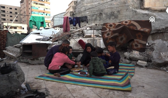 Gazze'de aileler, enkazlarda bir kap yemeği bölüşerek iftar yapıyor