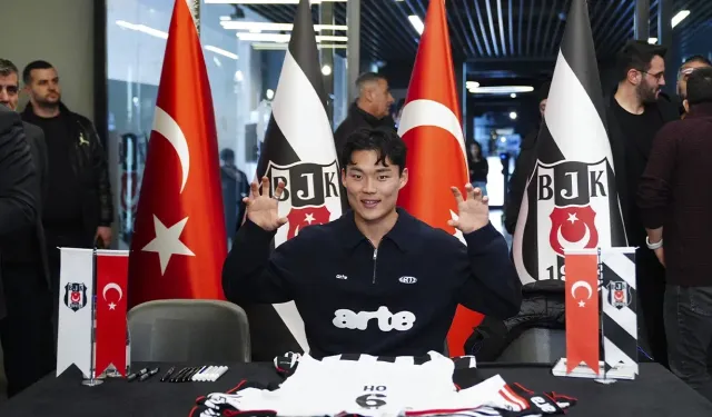 Beşiktaşlı Hyeon-gyu Oh, imza gününde taraftarlarla buluştu