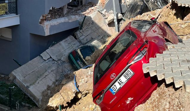 İzmir Menemen'de istinat duvarı çöktü! 7 araç gömüldü, 151 kişi tahliye edildi