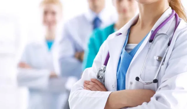 381 bin sağlık çalışanı görevde: Bayramda tam kapasite hizmet