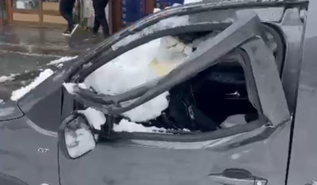 Bitlis'te park halindeki aracın üstüne kar kütlesi düştü: Maddi hasar var
