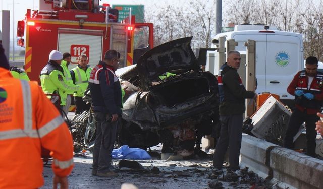 Otoyolda feci kaza! Bariyerlere çarpan araç alev aldı: Sürücü hayatını kaybetti