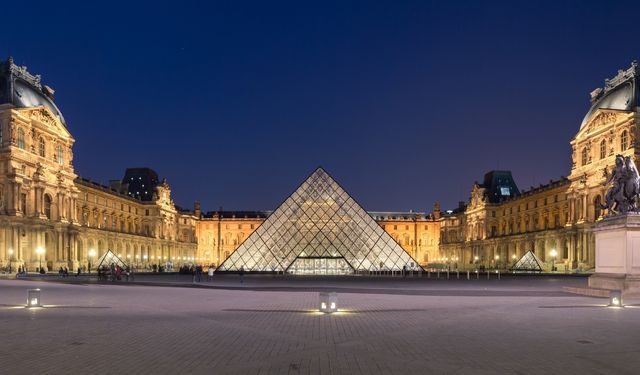 Louvre Müzesi'ni su bastı, eserler hasar gördü