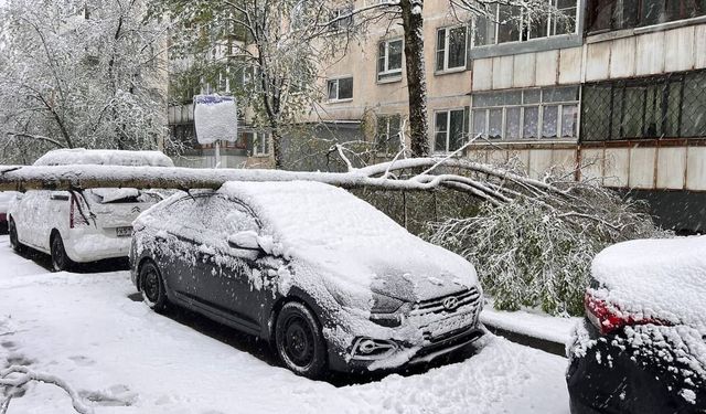 Moskova'da kar alarmı: Uçuşlar iptal, sokaklar trafiğe kapatıldı