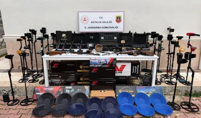 Antalya'da tarihi eser operasyonu: 5 milyonluk sikke, silah, dedektör ele geçirildi