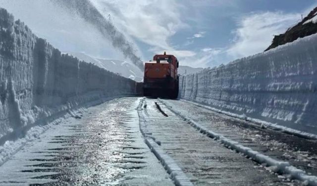 Şırnak'ta çığ tehlikesi sebebiyle 70 gündür kapalı olan belde yolu açılıyor