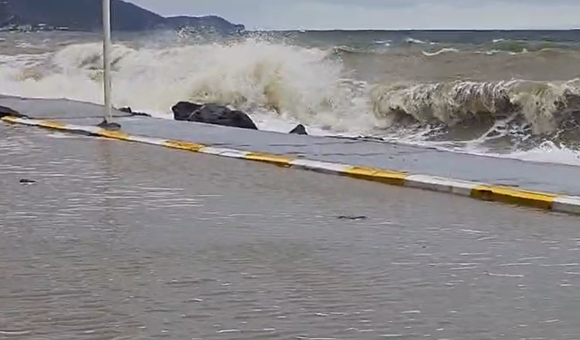 Yalova'da fırtına kıyıyı vurdu: Dev dalgalar hayatı felç etti