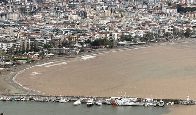 Alanya'da sağanak sonrası denizin rengi değişti