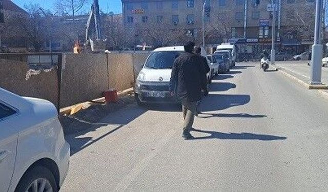 Erzincan'da inşaatlar kaldırımları yuttu: Yayalar trafikte ölümle burun buruna!