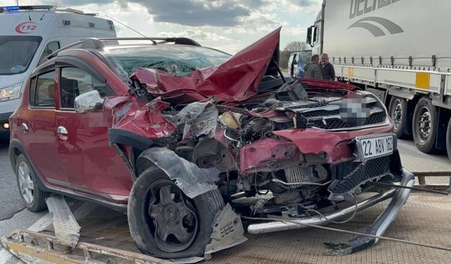 Edirne'de otomobil tıra çarptı, 1 kişi yaralandı