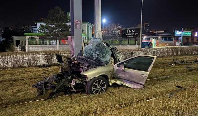 Kayseri'de feci kaza: Tramvay yoluna çıkan otomobil kağıt gibi büküldü