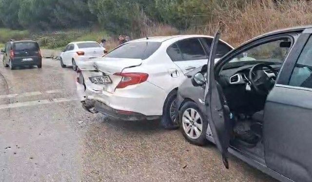 Otobanda zincirleme kaza: 4 araç birbirine girdi