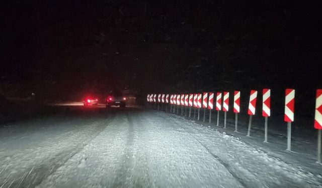 Domaniç Dağ Yolu'nda kar ve tipi etkili oldu
