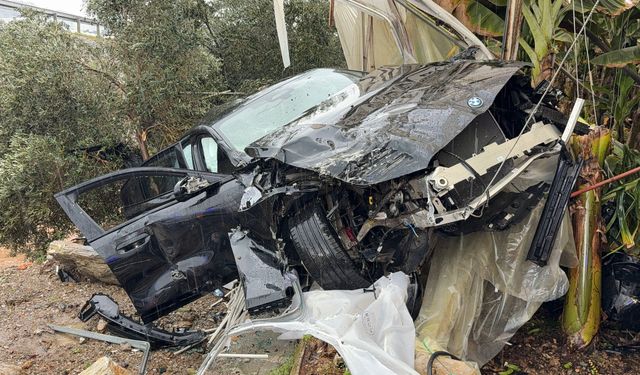 Alanya'da lüks otomobil muz serasına uçtu: Aynı noktada 3 günde ikinci kaza