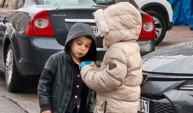 Bayram namazında çocuklara harçlık sürprizi