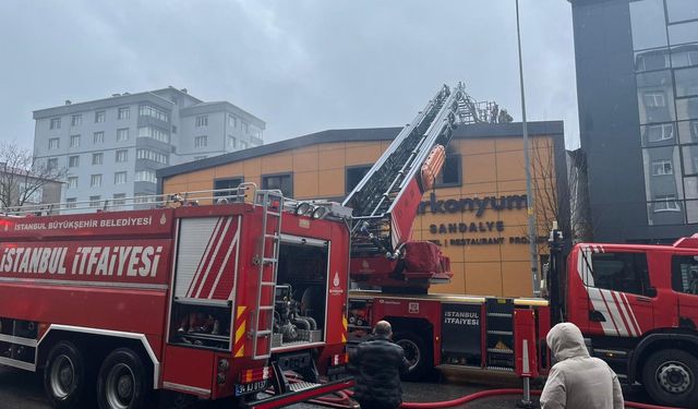 Ataşehir'de korkutan yangın: İki katlı metal imalathanesi alevlere teslim oldu!