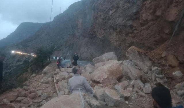 Mersin-Antalya karayolunda heyelan: Yol trafiğe kapandı, 1 yaralı