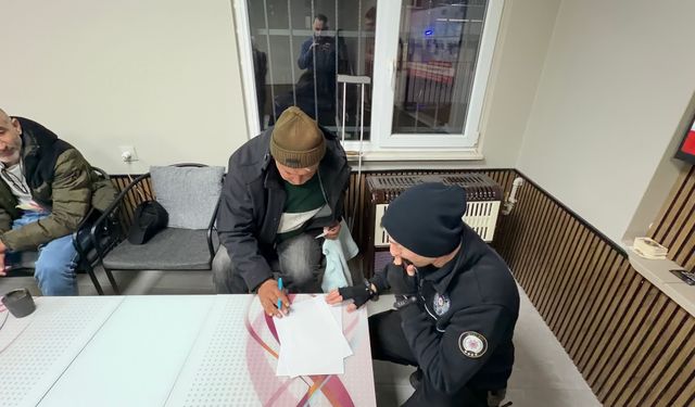 Arnavutköy'de insanlık ölmedi dedirten davranış: Yerde Bulduğu bir deste parayı polise teslim etti!