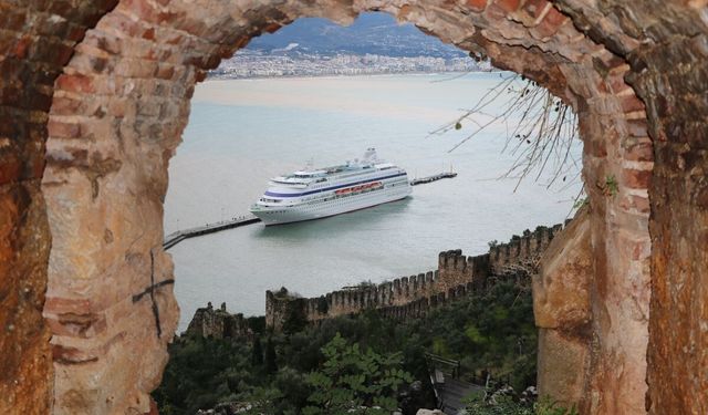 Alanya'ya yılın ilk kruvaziyeri geldi: 946 turist