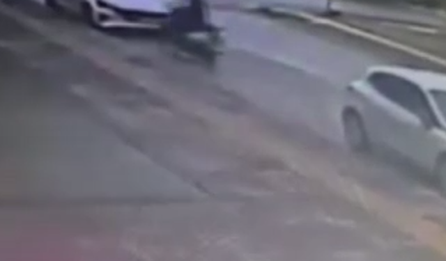 Ankara'da akılalmaz kaza: Kadın motosikletli, park halindeki araca çarpıp kaçtı