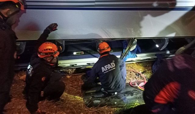 Ceza infaz kurumuna ait servis aracı devrildi: 16 yaralı