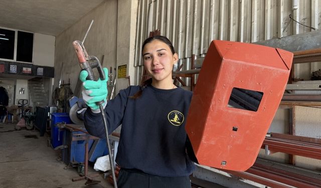 Aydınlı Elif, baba mesleği demirciliği devam ettiriyor