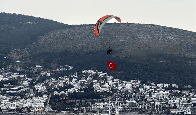 Bodrum semalarında dev Türk bayrağı dalgalandı
