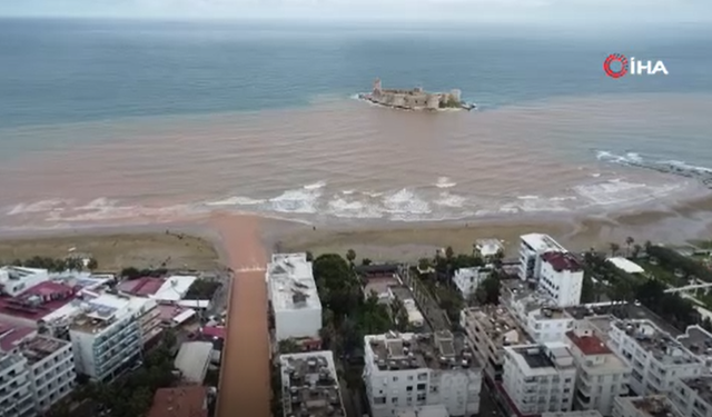 Mersin'de sel suları Kızkalesi'ni vurdu: Turkuaz deniz kahverengiye döndü