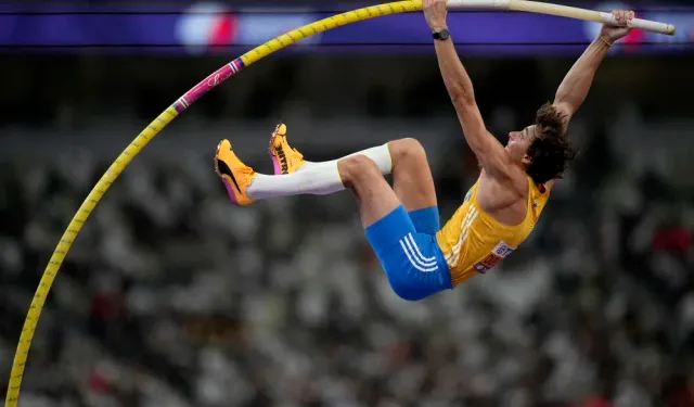 Duplantis sırıkla yüksek atlamada tarih yazdı: Dünya Salon Atletizm Şampiyonası rekoru kırdı