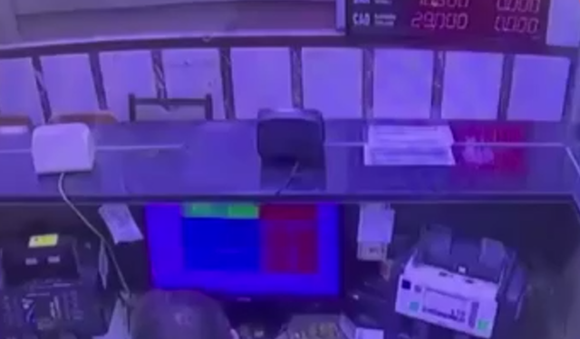 Fatih’te döviz bürosuna maskeli ve silahlı baskın: O anlar kamerada!